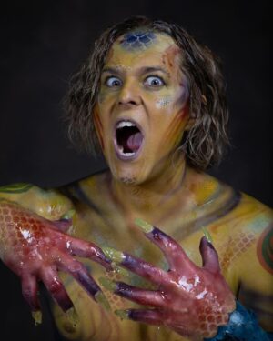 Alex Perron Instagram - Ça faisait longtemps que je n’avais pas fait de séance photo artistique et la fabuleuse @annie_lalonde_photographe m’a proposé cette histoire photo :  Dans les profondeurs marines, un triton avait entendu une légende qui disait qu’un trésor se trouvait à la surface 
Ce trésor était supposé renfermer le secret de la force intérieure afin d’être invincible! 
Avec détermination, alex le triton suivit la lumière, a refait surface. 
Avec tout son courage il trouva le trésor 
Il eut tres peur car il y avait des squelettes et des pièges! 
C’est alors qu’il entendit une voix provenant du coffre lui disant qu’il avait fait preuve de beaucoup de courage et de persévérance et qu’il etait l’élu 

Alex le triton est alors devenu le gardien du trésor 

Mais ce qu’il ne savait pas c’est que le fameux pouvoir était diabolique et c’est ainsi qu’alex le triton est devenu le mal en personne.  Ce beau trip a été possible grâce à la touche artistique de : @cyntault_creations  @bulles_de_lily  @catherineberniermaquilleusepro @the_giant_photos 📷 @annie_lalonde_photographe @studiolaphotoshoot