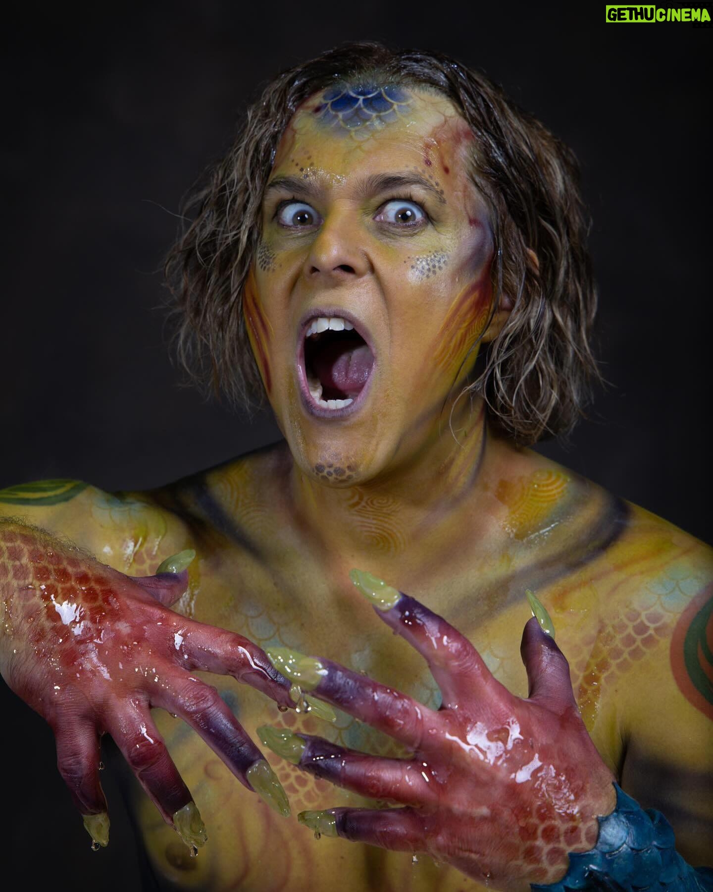 Alex Perron - 1.3K Likes - Ça faisait longtemps que je n’avais pas fait de séance photo artistique et la fabuleuse @annie_lalonde_photographe m’a proposé cette histoire photo : Dans les profondeurs marines, un triton avait entendu une légende qui disait qu’un trésor se trouvait à la surface
Ce trésor était supposé renfermer le secret de la force intérieure afin d’être invincible!
Avec détermination, alex le triton suivit la lumière, a refait surface.
Avec tout son courage il trouva le trésor
Il eut tres peur car il y avait des squelettes et des pièges!
C’est alors qu’il entendit une voix provenant du coffre lui disant qu’il avait fait preuve de beaucoup de courage et de persévérance et qu’il etait l’élu
Alex le triton est alors devenu le gardien du trésor
Mais ce qu’il ne savait pas c’est que le fameux pouvoir était diabolique et c’est ainsi qu’alex le triton est devenu le mal en personne. Ce beau trip a été possible grâce à la touche artistique de : @cyntault_creations @bulles_de_lily @catherineberniermaquilleusepro @the_giant_photos 📷 @annie_lalonde_photographe @studiolaphotoshoot