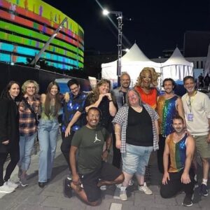Alex Perron Instagram - Photo de famille d’une solide soirée ! Le spectacle « Queer and friends » au @comediha ! Merci de l’invitation @katherine_levac ❤️