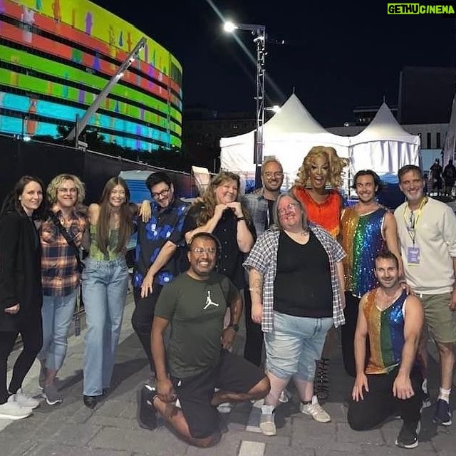 Alex Perron - 452 Likes - Photo de famille d’une solide soirée ! Le spectacle « Queer and friends » au @comediha ! Merci de l’invitation @katherine_levac ❤️