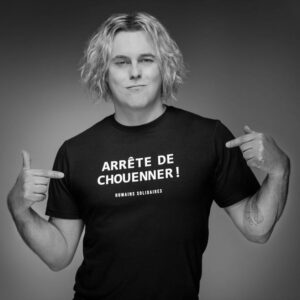 Alex Perron Instagram - Depuis quelques années, je suis ambassadeur pour la @fondationmeresavecpouvoir Un organisme qui vient en aide aux mamans monoparentales. Des mamans qui prennent les moyens pour se donner un avenir meilleur pour elle et leurs enfants. Et on leur donne un coup de pouce ! Un organisme qui me fait des pif paf pouf au cœur parce que je viens d’une famille monoparentale et ma mère a tout fait pour que mon avenir soit le meilleur possible ! 

Avec @hum1solidaires, on lance un t-shirt et un hoodie avec la phrase « Arrête de chouenner ! » Dans mon Charlevoix natal ça veut dire : dire n’importe quoi ! Pas besoin de vous dire que ma mère me l’a dit toute mon enfance et mon adolescence … et un peu adulte ! 😬 Je suis un chouenneux ! 

Une partie des profits sera remis à Mères avec pouvoir ! Alors, arrête de chouenner et encourage nous ! Je te dis un gros merci ! ❤️

Dispo sur le site de @hum1solidaires ! D’ailleurs un énorme merci à leur équipe pour le boulot et d’avoir pensé à moi !