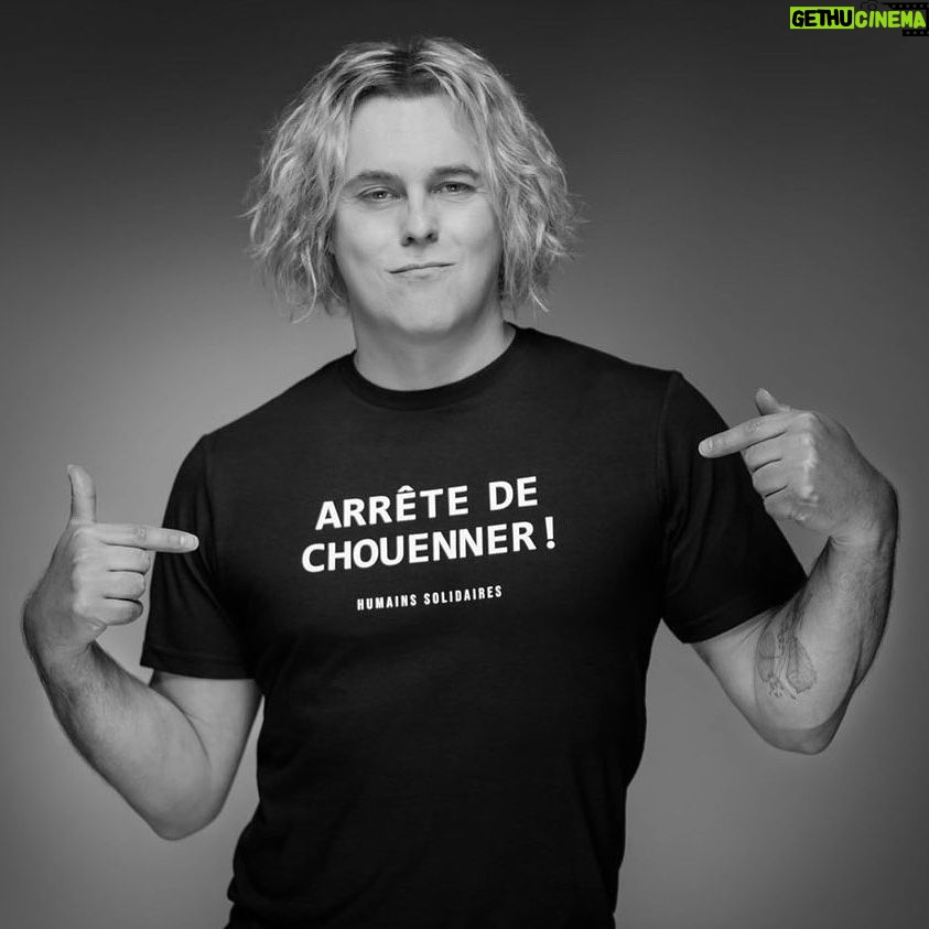 Alex Perron - 884 Likes - Depuis quelques années, je suis ambassadeur pour la @fondationmeresavecpouvoir Un organisme qui vient en aide aux mamans monoparentales. Des mamans qui prennent les moyens pour se donner un avenir meilleur pour elle et leurs enfants. Et on leur donne un coup de pouce ! Un organisme qui me fait des pif paf pouf au cœur parce que je viens d’une famille monoparentale et ma mère a tout fait pour que mon avenir soit le meilleur possible !
Avec @hum1solidaires, on lance un t-shirt et un hoodie avec la phrase « Arrête de chouenner ! » Dans mon Charlevoix natal ça veut dire : dire n’importe quoi ! Pas besoin de vous dire que ma mère me l’a dit toute mon enfance et mon adolescence … et un peu adulte ! 😬 Je suis un chouenneux !
Une partie des profits sera remis à Mères avec pouvoir ! Alors, arrête de chouenner et encourage nous ! Je te dis un gros merci ! ❤️
Dispo sur le site de @hum1solidaires ! D’ailleurs un énorme merci à leur équipe pour le boulot et d’avoir pensé à moi !