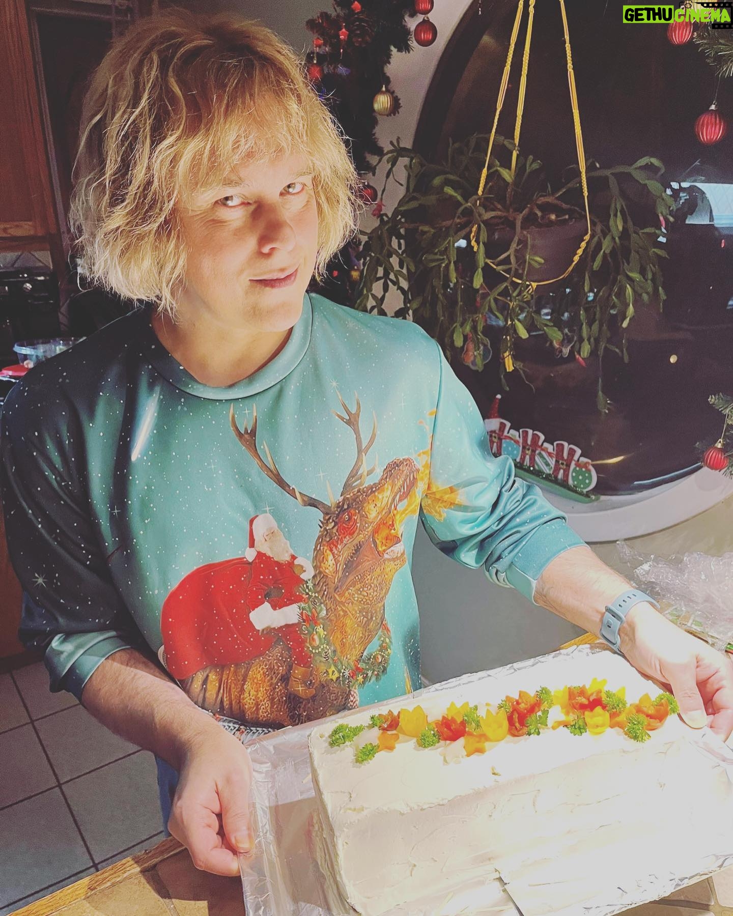 Alex Perron - 1.5K Likes - L’affiche du film d’horreur « Le tueur au pain sandwich de Noël ». Bientôt sur toutes les plateformes. Créatrice du pain sandwich tueur, mais délicieux: @marie_pier_pier