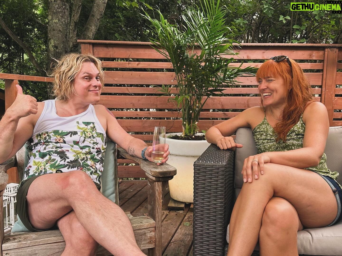 Alex Perron - 642 Likes - Une partie de l’équipe de @cjdltv est allé envahir le chalet de docteure Petrowski ! Une joyeuse journée ! Sur cette photo, miss Vicky’s et moi, on a l’air d’animer un podcast estival !