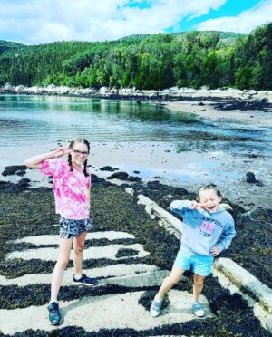 Alex Perron Instagram - Ceci est une tentative pour brûler deux démons. Échec total ! #anaisetflorence #portaupersil #charlevoix #chalet