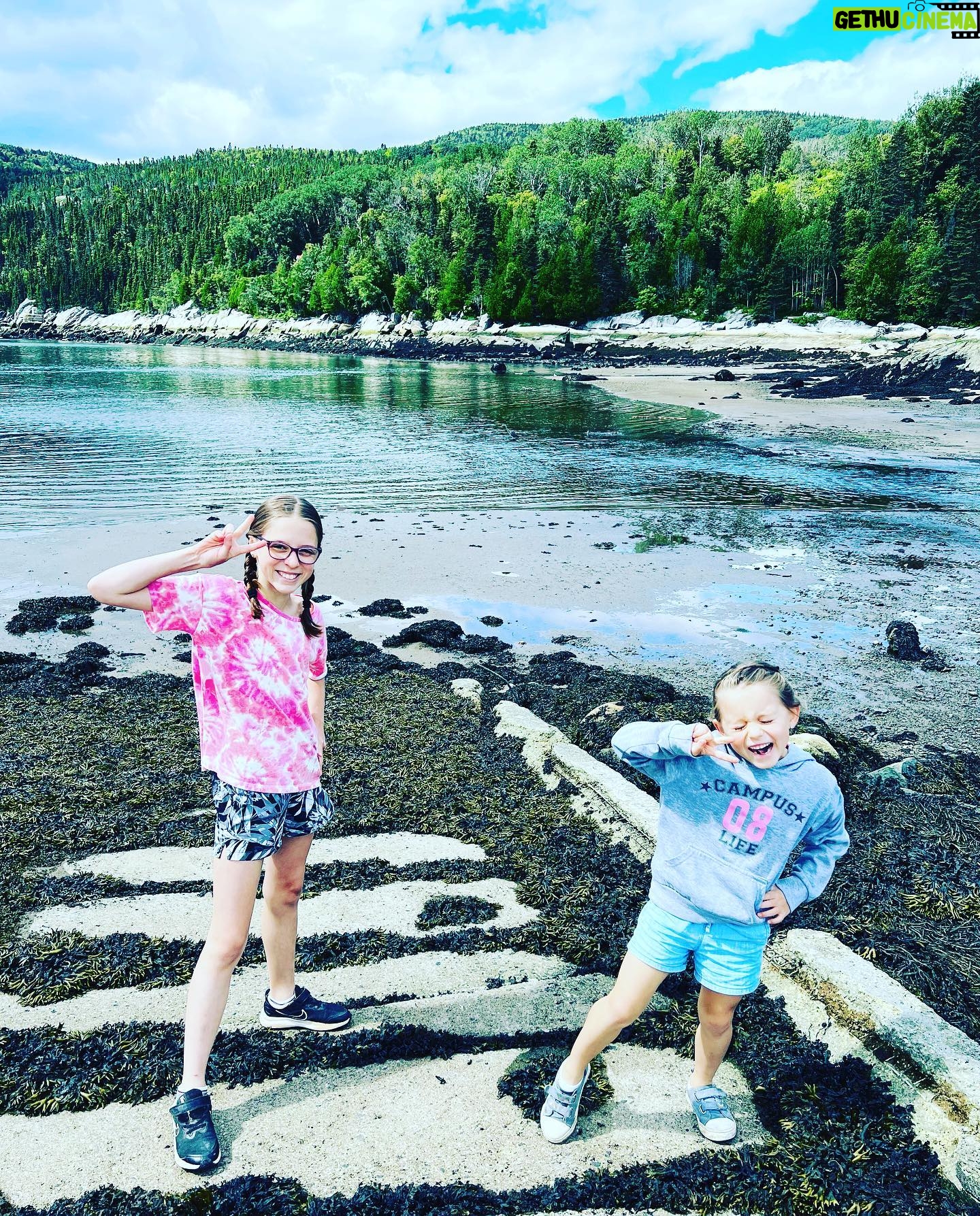 Alex Perron - 472 Likes - Ceci est une tentative pour brûler deux démons. Échec total ! #anaisetflorence #portaupersil #charlevoix #chalet