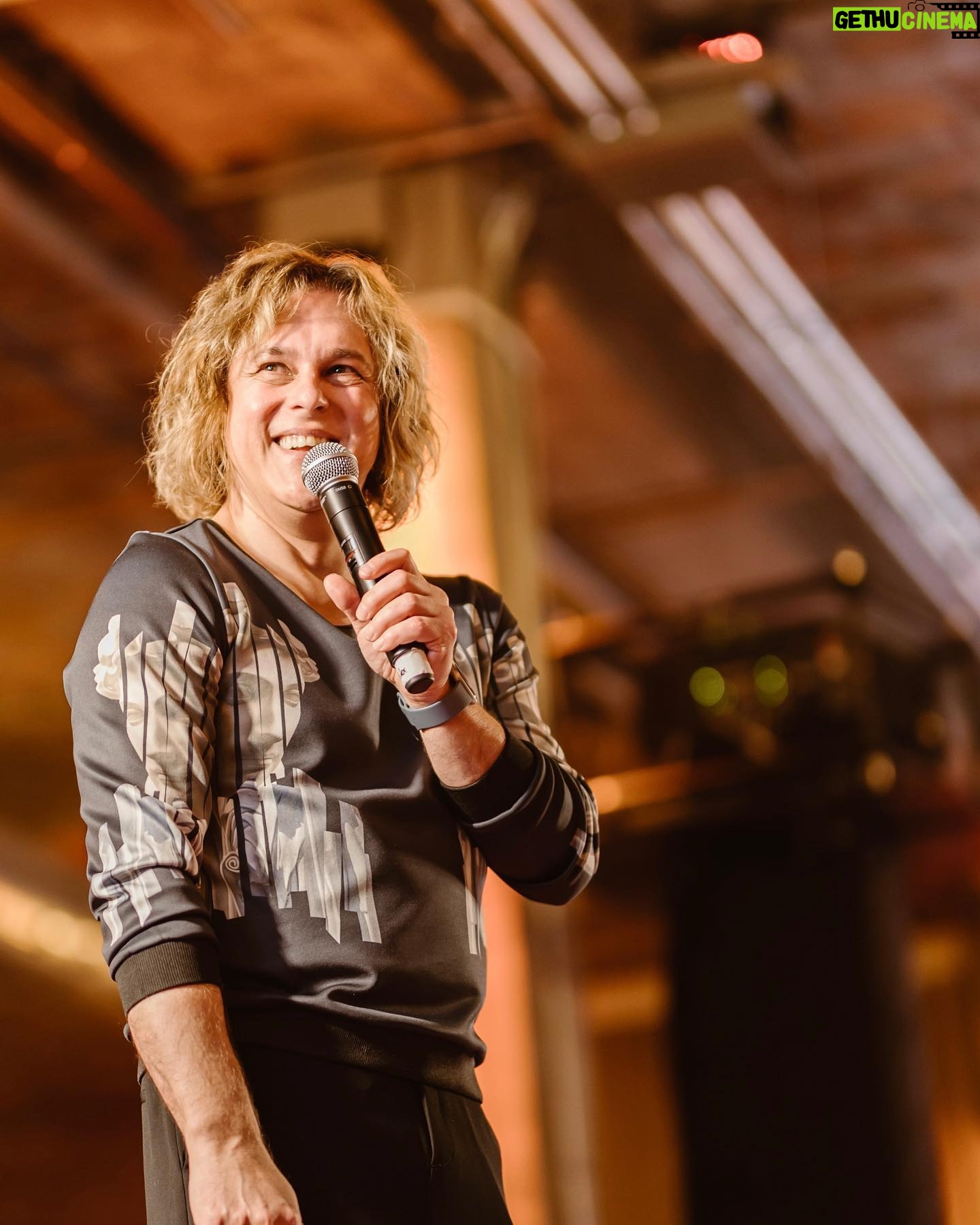 Alex Perron - 495 Likes - Souvenir de notre soirée bénéfice pour @fondationmeresavecpouvoir ! Merci à tous de votre générosité ! Mon sourire indique que le karaoké va commencer …. 😬 🎤 📸: @arianne.photographe @kristina.bastien