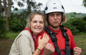 Alex Perron Instagram - Est-ce que Sébastien et moi, on aura de l’aide de Clodine et Rosalie ?? C’est ce qu’on va voir dimanche 18:30 à @smditva #teamdefeu #chaleurintense #cordetendue #dégustation