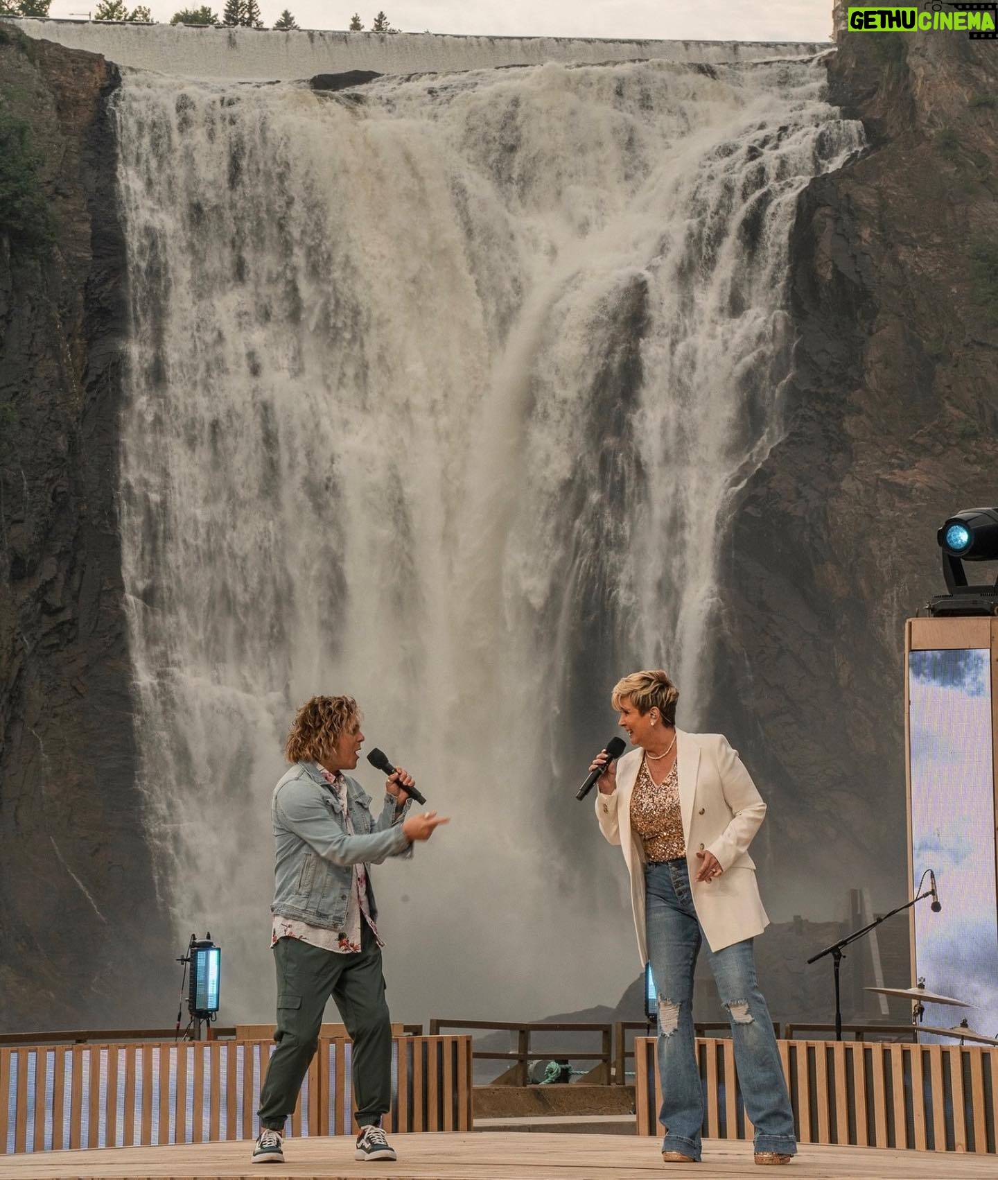 Alex Perron - 1.8K Likes - Mausus de beau moment avec @nathaliesimardofficiel et chanter un de ses classiques ! Merci @labelletournee ! @tvareseau #Tournelapage #chutemontmorency #labelletournee