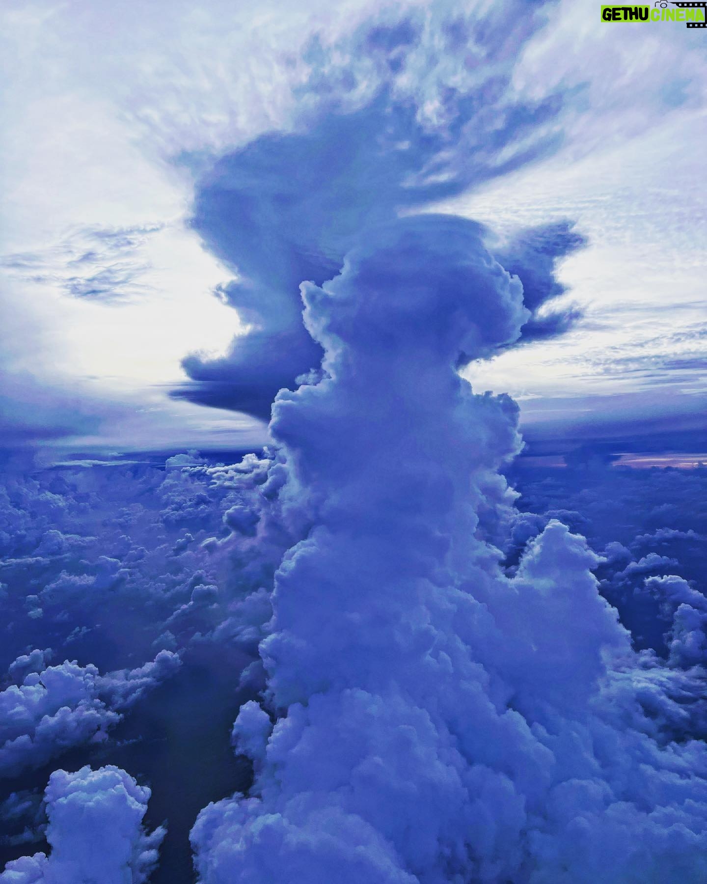 Alex Perron - 576 Likes - En plein ciel. #vacances #avion