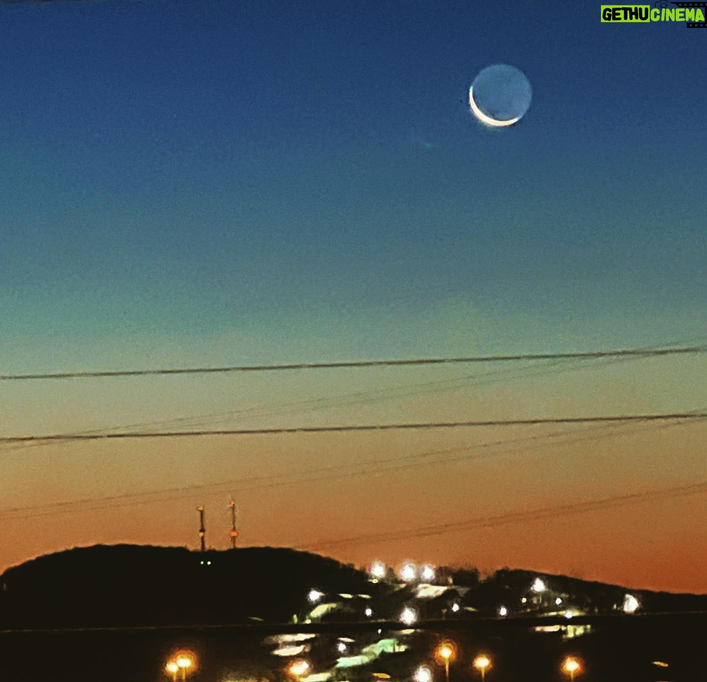 Alex Perron - 700 Likes - Petit croissant de lune du matin. #memepasdefiltre