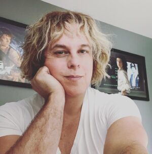 Alex Perron Instagram - Tête-baromètre à humidité. #frisous