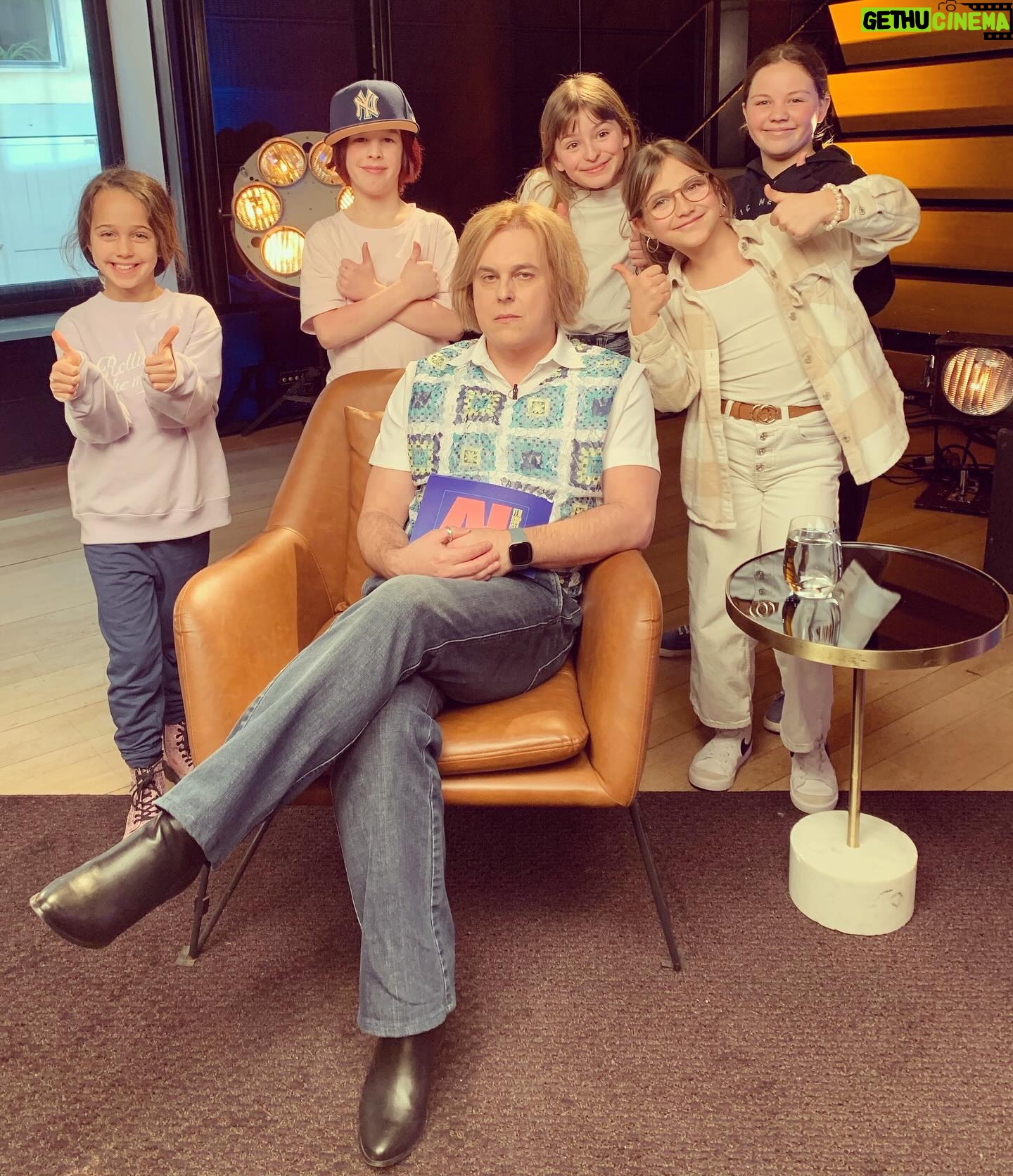 Alex Perron - 1K Likes - Aujourd’hui à @cjdltv, c’était la journée annuelle « amène ton enfant pour faire capoter Alex ». Un autre gros succès ! @ici_artv #larelâche #pucapable #tropdenfants #protègezmoi