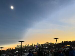Alex Perron Instagram - @parcjeandrapeau sans filtre. Moment parfait. @rythme1057 #eclipse