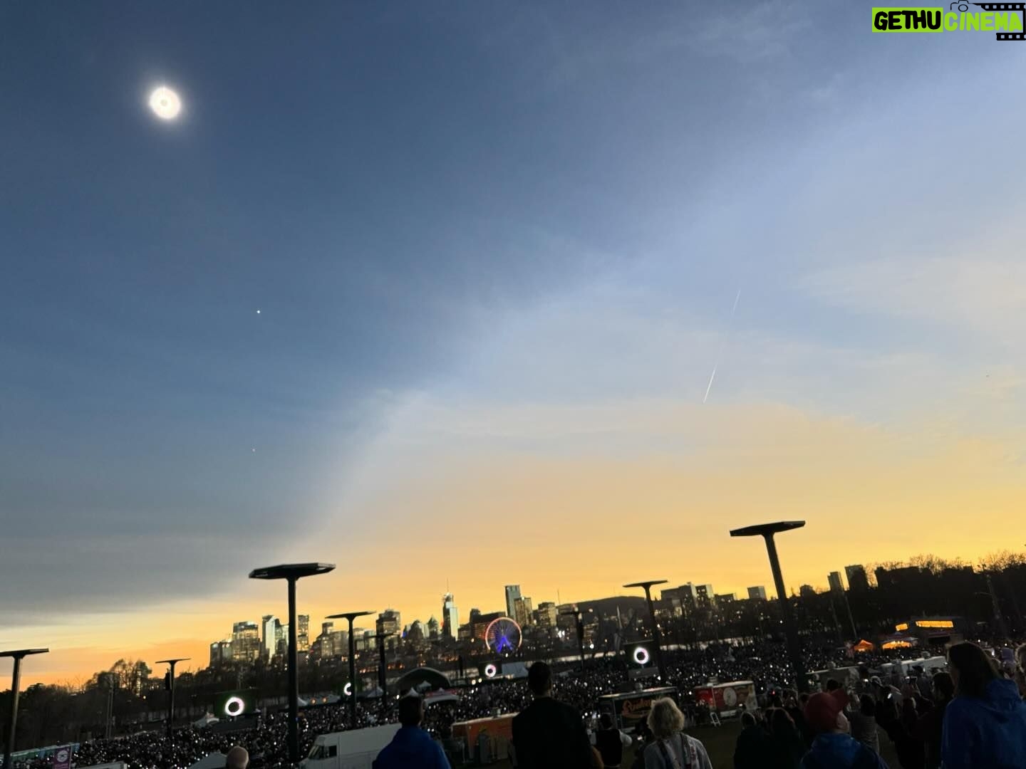 Alex Perron - 716 Likes - @parcjeandrapeau sans filtre. Moment parfait. @rythme1057 #eclipse