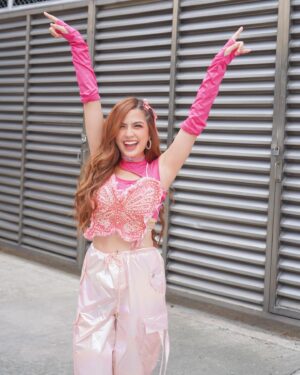 Alexa Ilacad Instagram - Salamin, salamin 🪞💗✨🎀🦋

Makeup by @aguevara_
Styled by @pattyyap
Hair by @_justineocampo
Smile by @ilovemydentistph
hair-free underarms by @stripmanila