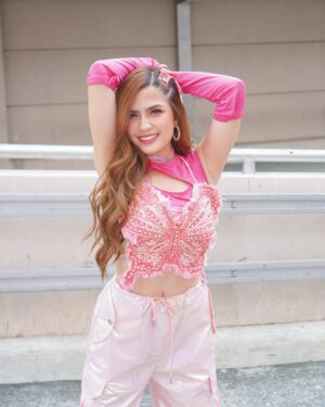 Alexa Ilacad Instagram - Salamin, salamin 🪞💗✨🎀🦋

Makeup by @aguevara_
Styled by @pattyyap
Hair by @_justineocampo
Smile by @ilovemydentistph
hair-free underarms by @stripmanila
