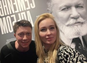 Alexander Davydov Instagram - Выставка к 80летию Школы-студии МХАТ. 
Мы с @actresspanina поступили в 60й юбилейный год 💫 20 лет … Время летит … 🤦‍♂️
Спасибо @mxatschool  #навсегда ❤️
#школастудиямхат 
#almamater