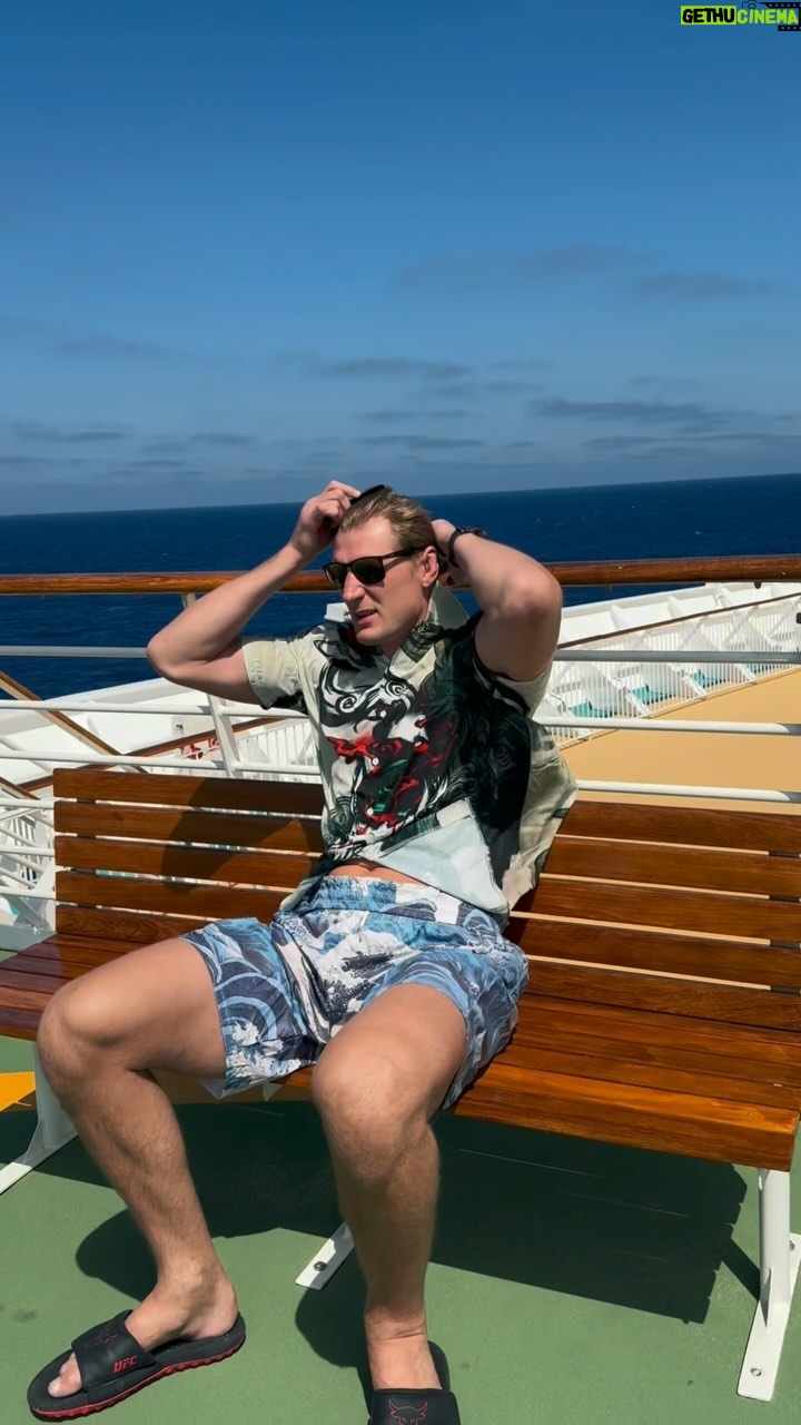 Alexander Volkov - 25K Likes - Новость о бое я получил,находясь в открытом море.
Но меня невозможно застать врасплох.
Поэтому капитан корабля меняет курс на Абу-Даби . 26 октября прибуду на место.
