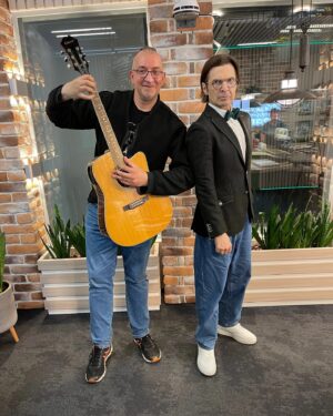 Alexandr Belonogov Instagram - Высокохудожественный перфоманс - наше всё! Коллектив рекордных показателей и ревностного служения искусству, высочайшей культуры и тончайшего вкуса, а также непреодолимой тяги ко всему талантливому и прекрасному! Правофланговые отечественного эфира! Программе сегодня исполняется 4 года! Поздравляю всех! Спасибо слушателям и зрителям! Ура!!!

@radio.kp 
#АлександрАнатольевич 
🎙️🤓📡💻📻📺🇷🇺