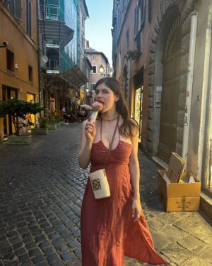 Alexandra Daddario Instagram - A Roman gelato monster