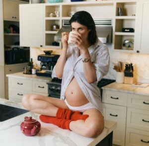 Alexandra Daddario Instagram - Excited for my child to go to pre-school with Margot Robbie and hailey bieber’s kids 

📸 @heathersten