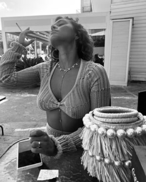 Alexandra Joner Instagram - Når kjæresten uoppfordret har blitt en profesjonell Instagram-husband som tar bilder uten at jeg vet det og redigerer dem i svarthvitt ❤️. Hans favorittbilde er det siste i slideshowet (han må virkelig være forelsket) som jeg ikke skjønner, for jeg ser ikke ut på det bildet 😅📸.