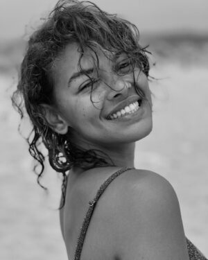 Alexandra Joner Instagram - Når kjæresten uoppfordret har blitt en profesjonell Instagram-husband som tar bilder uten at jeg vet det og redigerer dem i svarthvitt ❤️. Hans favorittbilde er det siste i slideshowet (han må virkelig være forelsket) som jeg ikke skjønner, for jeg ser ikke ut på det bildet 😅📸.