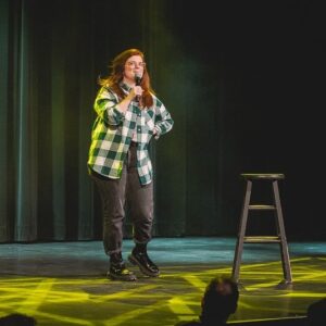 Alexandre Barrette Instagram - Au lendemain du premier Cabaret @bleufeu_ , très très très heureux de la soirée qu’on a eue et je tiens à remercier les 450 spectateurs qui étaient présents! 

Je tiens aussi à remercier les 4 humoristes incroyables d’hier! 

@genevievehd : Bien que riche, la langue française ne possède pas assez de mots pour dire comment j’aime cet être humain!!!

@annesarahcharbonneau : Gros gros coup de cœur pour cette fille. Si j’étais un Renaud-Bray, je lui collerais un collant Coup de cœur Renaud-Bray dans le front. Je vous invite à aller la voir en spectacle partout où elle passe. Elle est incroyable!!! Je vous invite aussi à écouter son podcast @paspeufiere !

@marylenegendron : J’aime tellement sa personnalité et son humour!!!! J’ai hâte qu’elle sorte son premier one woman show! Vous pouvez aussi écouter son podcast que j’adore Tout le monde s’haït ! 

@korinecote a tout arraché hier soir à l’ @imperialbellqc avec son nouveau matériel. À quel point j’aime cet humoriste. Criss qu’elle est solide!!! 

Gros merci à Bleu Feu pour la confiance et tout le travail  que cela implique et gigantesque merci à ma gérante @mphisoucy qui a orchestré cette soirée A à Z. Une magicienne! Une main de David Copperfield dans un gant de velours. 

On se reprend lors des prochaines éditions les 19 février, 18 mars et 15 avril! Vous serez pas déçus! 

Achat de billets en suivant le lien dans ma bio!

Crédit photo : @courtoisie.ca