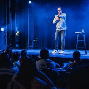 Alexandre Barrette Instagram - Merci beaucoup à tous ceux qui ont assisté aux 4 soirées du Cabaret BleuFeu à l’Impérial Bell de Québec. 

Un immense merci aux artistes, de gros coups de cœur personnels, qui ont accepté de venir faire un tour sur ma soirée ! 

Merci @bleufeu_ @imperialbellqc @zeromusique @genevievehd @korinecote @marylenegendron @annesarahcharbonneau @samuel.vigneault.58 @cstevebiko @nathan_meilleur @marianacherie @jess.chartrand @simondelisle @billytellier @kingmelrose @mathduff @monadegrenoble @magali.saintvincent

Maintenant, quelle est la suite ?

D’autres soirées du genre à Québec ? 

Des soirées similaires à Montréal ?
 
La sortie de mon 4e one-man-show ???

À suivre… 😉 

Crédit photo : @carbophotographe