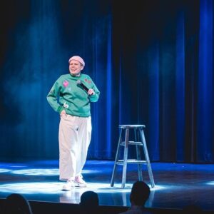 Alexandre Barrette Instagram - Au lendemain du premier Cabaret @bleufeu_ , très très très heureux de la soirée qu’on a eue et je tiens à remercier les 450 spectateurs qui étaient présents! 

Je tiens aussi à remercier les 4 humoristes incroyables d’hier! 

@genevievehd : Bien que riche, la langue française ne possède pas assez de mots pour dire comment j’aime cet être humain!!!

@annesarahcharbonneau : Gros gros coup de cœur pour cette fille. Si j’étais un Renaud-Bray, je lui collerais un collant Coup de cœur Renaud-Bray dans le front. Je vous invite à aller la voir en spectacle partout où elle passe. Elle est incroyable!!! Je vous invite aussi à écouter son podcast @paspeufiere !

@marylenegendron : J’aime tellement sa personnalité et son humour!!!! J’ai hâte qu’elle sorte son premier one woman show! Vous pouvez aussi écouter son podcast que j’adore Tout le monde s’haït ! 

@korinecote a tout arraché hier soir à l’ @imperialbellqc avec son nouveau matériel. À quel point j’aime cet humoriste. Criss qu’elle est solide!!! 

Gros merci à Bleu Feu pour la confiance et tout le travail  que cela implique et gigantesque merci à ma gérante @mphisoucy qui a orchestré cette soirée A à Z. Une magicienne! Une main de David Copperfield dans un gant de velours. 

On se reprend lors des prochaines éditions les 19 février, 18 mars et 15 avril! Vous serez pas déçus! 

Achat de billets en suivant le lien dans ma bio!

Crédit photo : @courtoisie.ca