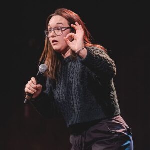 Alexandre Barrette Instagram - Au lendemain du premier Cabaret @bleufeu_ , très très très heureux de la soirée qu’on a eue et je tiens à remercier les 450 spectateurs qui étaient présents! 

Je tiens aussi à remercier les 4 humoristes incroyables d’hier! 

@genevievehd : Bien que riche, la langue française ne possède pas assez de mots pour dire comment j’aime cet être humain!!!

@annesarahcharbonneau : Gros gros coup de cœur pour cette fille. Si j’étais un Renaud-Bray, je lui collerais un collant Coup de cœur Renaud-Bray dans le front. Je vous invite à aller la voir en spectacle partout où elle passe. Elle est incroyable!!! Je vous invite aussi à écouter son podcast @paspeufiere !

@marylenegendron : J’aime tellement sa personnalité et son humour!!!! J’ai hâte qu’elle sorte son premier one woman show! Vous pouvez aussi écouter son podcast que j’adore Tout le monde s’haït ! 

@korinecote a tout arraché hier soir à l’ @imperialbellqc avec son nouveau matériel. À quel point j’aime cet humoriste. Criss qu’elle est solide!!! 

Gros merci à Bleu Feu pour la confiance et tout le travail  que cela implique et gigantesque merci à ma gérante @mphisoucy qui a orchestré cette soirée A à Z. Une magicienne! Une main de David Copperfield dans un gant de velours. 

On se reprend lors des prochaines éditions les 19 février, 18 mars et 15 avril! Vous serez pas déçus! 

Achat de billets en suivant le lien dans ma bio!

Crédit photo : @courtoisie.ca