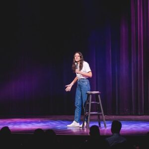 Alexandre Barrette Instagram - Au lendemain du premier Cabaret @bleufeu_ , très très très heureux de la soirée qu’on a eue et je tiens à remercier les 450 spectateurs qui étaient présents! 

Je tiens aussi à remercier les 4 humoristes incroyables d’hier! 

@genevievehd : Bien que riche, la langue française ne possède pas assez de mots pour dire comment j’aime cet être humain!!!

@annesarahcharbonneau : Gros gros coup de cœur pour cette fille. Si j’étais un Renaud-Bray, je lui collerais un collant Coup de cœur Renaud-Bray dans le front. Je vous invite à aller la voir en spectacle partout où elle passe. Elle est incroyable!!! Je vous invite aussi à écouter son podcast @paspeufiere !

@marylenegendron : J’aime tellement sa personnalité et son humour!!!! J’ai hâte qu’elle sorte son premier one woman show! Vous pouvez aussi écouter son podcast que j’adore Tout le monde s’haït ! 

@korinecote a tout arraché hier soir à l’ @imperialbellqc avec son nouveau matériel. À quel point j’aime cet humoriste. Criss qu’elle est solide!!! 

Gros merci à Bleu Feu pour la confiance et tout le travail  que cela implique et gigantesque merci à ma gérante @mphisoucy qui a orchestré cette soirée A à Z. Une magicienne! Une main de David Copperfield dans un gant de velours. 

On se reprend lors des prochaines éditions les 19 février, 18 mars et 15 avril! Vous serez pas déçus! 

Achat de billets en suivant le lien dans ma bio!

Crédit photo : @courtoisie.ca