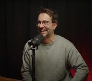 Alexandre Barrette Instagram - JE SORS UN PODCAST!!!!!
 
 Je vais recevoir plein de monde intéressant avec qui j’ai un lien, et ils vont me raconter la plus grosse peine d’amour de leur vie.
 
Y’en  a qui s’en tirent vite d’affaire, y’en a qui sombrent quelques mois, y’en a qui font des choses ridicules pour essayer de reconquérir l’autre, y'en a qui utilisent ça pour se transformer!  
Y'a du touchant, y'a du drôle, y'a de l'inspirant! 
 
Ça se veut pas larmoyant ni nécessairement trop «deep».
Je veux que quelqu’un qui vive une peine d’amour, ça peut lui faire du bien, mais en même temps, quelqu’un qui n’est pas la dedans, je veux que ça soit divertissant! 

Ma première invitée sera, ma plus grosse peine d’amour à moi, la splendide et magnifique actrice Cath Brunet. On a été 3 ans en couple et elle a accepté de venir me jaser! 
 
Ça va s’appeler «Oublie pas ta brosse à dents».
Plus de détails à venir! Mais j’ai très hâte de vous présenter ça!!!