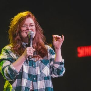 Alexandre Barrette Instagram - Au lendemain du premier Cabaret @bleufeu_ , très très très heureux de la soirée qu’on a eue et je tiens à remercier les 450 spectateurs qui étaient présents! 

Je tiens aussi à remercier les 4 humoristes incroyables d’hier! 

@genevievehd : Bien que riche, la langue française ne possède pas assez de mots pour dire comment j’aime cet être humain!!!

@annesarahcharbonneau : Gros gros coup de cœur pour cette fille. Si j’étais un Renaud-Bray, je lui collerais un collant Coup de cœur Renaud-Bray dans le front. Je vous invite à aller la voir en spectacle partout où elle passe. Elle est incroyable!!! Je vous invite aussi à écouter son podcast @paspeufiere !

@marylenegendron : J’aime tellement sa personnalité et son humour!!!! J’ai hâte qu’elle sorte son premier one woman show! Vous pouvez aussi écouter son podcast que j’adore Tout le monde s’haït ! 

@korinecote a tout arraché hier soir à l’ @imperialbellqc avec son nouveau matériel. À quel point j’aime cet humoriste. Criss qu’elle est solide!!! 

Gros merci à Bleu Feu pour la confiance et tout le travail  que cela implique et gigantesque merci à ma gérante @mphisoucy qui a orchestré cette soirée A à Z. Une magicienne! Une main de David Copperfield dans un gant de velours. 

On se reprend lors des prochaines éditions les 19 février, 18 mars et 15 avril! Vous serez pas déçus! 

Achat de billets en suivant le lien dans ma bio!

Crédit photo : @courtoisie.ca