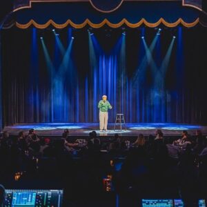 Alexandre Barrette Instagram - Au lendemain du premier Cabaret @bleufeu_ , très très très heureux de la soirée qu’on a eue et je tiens à remercier les 450 spectateurs qui étaient présents! 

Je tiens aussi à remercier les 4 humoristes incroyables d’hier! 

@genevievehd : Bien que riche, la langue française ne possède pas assez de mots pour dire comment j’aime cet être humain!!!

@annesarahcharbonneau : Gros gros coup de cœur pour cette fille. Si j’étais un Renaud-Bray, je lui collerais un collant Coup de cœur Renaud-Bray dans le front. Je vous invite à aller la voir en spectacle partout où elle passe. Elle est incroyable!!! Je vous invite aussi à écouter son podcast @paspeufiere !

@marylenegendron : J’aime tellement sa personnalité et son humour!!!! J’ai hâte qu’elle sorte son premier one woman show! Vous pouvez aussi écouter son podcast que j’adore Tout le monde s’haït ! 

@korinecote a tout arraché hier soir à l’ @imperialbellqc avec son nouveau matériel. À quel point j’aime cet humoriste. Criss qu’elle est solide!!! 

Gros merci à Bleu Feu pour la confiance et tout le travail  que cela implique et gigantesque merci à ma gérante @mphisoucy qui a orchestré cette soirée A à Z. Une magicienne! Une main de David Copperfield dans un gant de velours. 

On se reprend lors des prochaines éditions les 19 février, 18 mars et 15 avril! Vous serez pas déçus! 

Achat de billets en suivant le lien dans ma bio!

Crédit photo : @courtoisie.ca