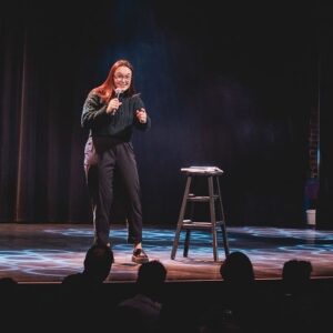 Alexandre Barrette Instagram - Au lendemain du premier Cabaret @bleufeu_ , très très très heureux de la soirée qu’on a eue et je tiens à remercier les 450 spectateurs qui étaient présents! 

Je tiens aussi à remercier les 4 humoristes incroyables d’hier! 

@genevievehd : Bien que riche, la langue française ne possède pas assez de mots pour dire comment j’aime cet être humain!!!

@annesarahcharbonneau : Gros gros coup de cœur pour cette fille. Si j’étais un Renaud-Bray, je lui collerais un collant Coup de cœur Renaud-Bray dans le front. Je vous invite à aller la voir en spectacle partout où elle passe. Elle est incroyable!!! Je vous invite aussi à écouter son podcast @paspeufiere !

@marylenegendron : J’aime tellement sa personnalité et son humour!!!! J’ai hâte qu’elle sorte son premier one woman show! Vous pouvez aussi écouter son podcast que j’adore Tout le monde s’haït ! 

@korinecote a tout arraché hier soir à l’ @imperialbellqc avec son nouveau matériel. À quel point j’aime cet humoriste. Criss qu’elle est solide!!! 

Gros merci à Bleu Feu pour la confiance et tout le travail  que cela implique et gigantesque merci à ma gérante @mphisoucy qui a orchestré cette soirée A à Z. Une magicienne! Une main de David Copperfield dans un gant de velours. 

On se reprend lors des prochaines éditions les 19 février, 18 mars et 15 avril! Vous serez pas déçus! 

Achat de billets en suivant le lien dans ma bio!

Crédit photo : @courtoisie.ca