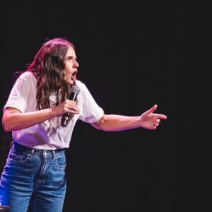 Alexandre Barrette Instagram - Au lendemain du premier Cabaret @bleufeu_ , très très très heureux de la soirée qu’on a eue et je tiens à remercier les 450 spectateurs qui étaient présents! 

Je tiens aussi à remercier les 4 humoristes incroyables d’hier! 

@genevievehd : Bien que riche, la langue française ne possède pas assez de mots pour dire comment j’aime cet être humain!!!

@annesarahcharbonneau : Gros gros coup de cœur pour cette fille. Si j’étais un Renaud-Bray, je lui collerais un collant Coup de cœur Renaud-Bray dans le front. Je vous invite à aller la voir en spectacle partout où elle passe. Elle est incroyable!!! Je vous invite aussi à écouter son podcast @paspeufiere !

@marylenegendron : J’aime tellement sa personnalité et son humour!!!! J’ai hâte qu’elle sorte son premier one woman show! Vous pouvez aussi écouter son podcast que j’adore Tout le monde s’haït ! 

@korinecote a tout arraché hier soir à l’ @imperialbellqc avec son nouveau matériel. À quel point j’aime cet humoriste. Criss qu’elle est solide!!! 

Gros merci à Bleu Feu pour la confiance et tout le travail  que cela implique et gigantesque merci à ma gérante @mphisoucy qui a orchestré cette soirée A à Z. Une magicienne! Une main de David Copperfield dans un gant de velours. 

On se reprend lors des prochaines éditions les 19 février, 18 mars et 15 avril! Vous serez pas déçus! 

Achat de billets en suivant le lien dans ma bio!

Crédit photo : @courtoisie.ca
