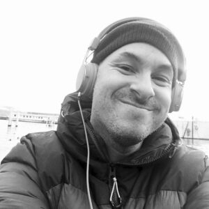 Alexandre Jollien Instagram - L’art du plouf, savoir flotter…

Retour au bercail, lessivé, crevé, excavé de fatigue et plein de reconnaissance….

Merci de tout cœur à toutes et à tous…

Sur le chemin de Nietzsche, à nouveau une vie pépère, contemplative…

Epuisé, je dévale la pente qui conduit au lac. 

Sur le chemin, une jeune femme en pleurs, des enfants qui jouent. 

Beauté et tragique de l’existence.

Je n’avais jamais compris le poème de Basho…

Interprétation toute personnelle : 

Un vieil étang, 
Une grenouille,
Plouf.

Le vieil étang c’est le fond du fond, le calme, la paix, la nature de Bouddha qui rayonne en chacun de nous.

La grenouille ? Ca pourrait être les tracas, le stress, le bruit, les peurs, la blessure, le manifesté…

Plouf, retour au calme, plongeon dans un océan de paix. Tout est paix, au fond du fond.

Apprendre à flotter dans l’étang, ne plus craindre les croa croa croa, oser le grand plouf dans la profondeur… 

Le défi... Le vrai repos. Plouf...

Merci à toutes et à tous. Votre soutien me réconforte. Plouf…

Prenez soin de vous. Prenons soin de nous sans laisser personnes sur la touche.

Bisous