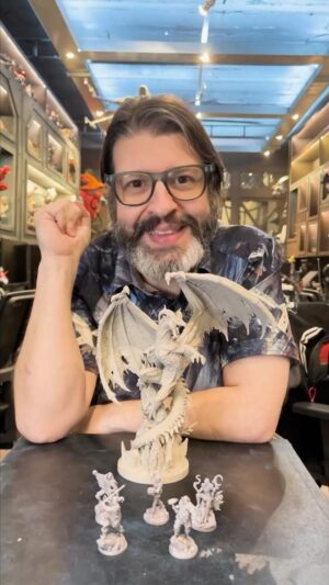 Alexandre Ottoni Instagram - SIM, nerds! Estivemos na Iron Studios, conferindo como estão ficando as miniaturas dos Tesouros de Ghanor! ⚔️ 
Aqui tem uma amostra do que vimos lá para vocês! 
Para acompanhar mais atualizações dos Tesouros de Ghanor, visite a página da campanha, em ghanor.com.br, e clique na aba Novidades. Tem link na bio também. 😉
#nerdcastrpg