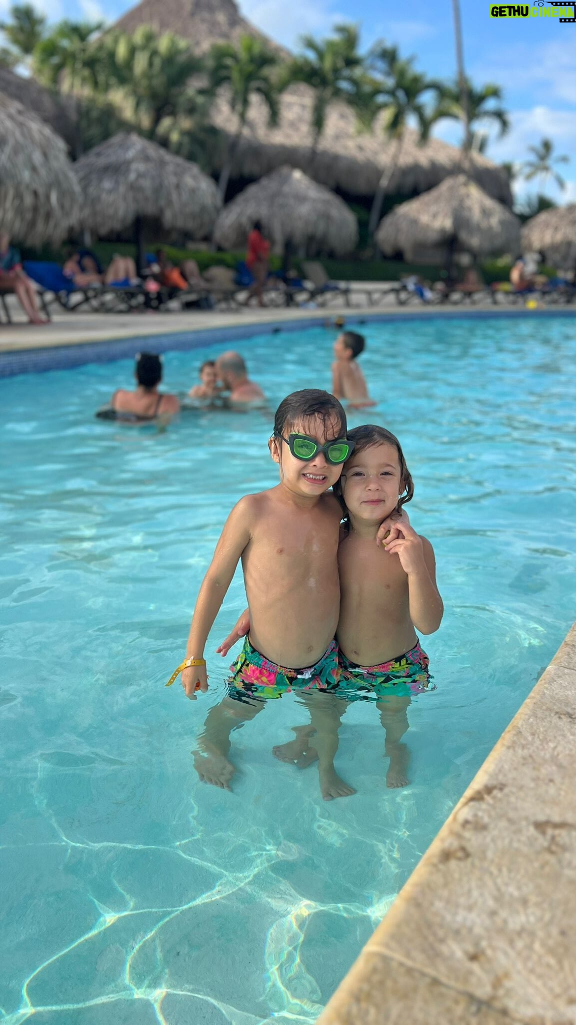 Alexei Brovarnik - 19.4K Likes - Brovarnik’s family vacation finally in full squad 👏🏼 ❤️💙🩵🩵🩷
#teambrovarnik #thebrovbunch #familyvacation #familyfirst #balagan #happilyeverafter