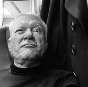 Alexey Marusov Instagram - - Интервьюер нынче мелкий. Не тот нынче интервьюер пошёл.
⠀
- Я вас понимаю.
⠀
-Как вы можете понимать если от вас смердит восьмиклассием с весьма сомнительной успеваемостью! Понимает он...
⠀
- Давайте уже по существу интервью, без пьяных оскорблений. Расскажите о своём периоде служения в N-ской опере.
⠀
- До обеда я блистал, но после, перед выступлением был малопродуктивен. Перед гастролями в Варшаву заболел чесоткой и ушёл в запой.
⠀
-Творческий?
⠀
-Нет, алкогольный. Был сыт, фальшив игрой и забывал преступно текст. Грешил отсебятиной и расписывался на общей афише Козловским! А ?! КаковО Вам?! С такой то рожей)) За скверность характера был не единожды бит  бригадиром осветителей Колей Помойло. А для Коли что Луна, что прОсо -всё едино. Скатился на самое дно оркестровой ямы и был с почестями переведён в гардероб.
Ах, эти беспечно раскиданные в карманах шуб рубли и червонцы...
⠀
- И Вы брали?!
⠀
- А как же! У них деньги, у меня де...ти.
⠀
- А у вас внуки?
⠀
- Конечно! Несколько...
⠀
- Не помните количество?)
⠀
- Да это и неважно. В пятницу вечером всех привезут, утром они уж на кухне у бабки блины со сковороды воруют. Воняют постным маслом,-фу! Их отправляют руки мыть, а они жирными пальцами на зеркале в ванной пишут что знают. Днём спят. Потом я сплю. Вечером подбегут под благословение -аж в глазах рябит. Все одинаковые как гуппи, орут, ртами гугнивыми целоваться лезут. Сложно. Мне говорят: дед, научи. А я их пинком за дверь-пусть жизнь учит.
⠀
(Из редких воспоминаний работника N-ского театра Ювеналия Иваныча Абрамова-Дюрсо)
⠀
#коротколитражки #юмор #шутка #комедия #театр #литература #жиза #кефир_зефир_шекспир #копирайтинг #текстыдляинстаграм #креатив #smm #literature #moscow #humor #winter