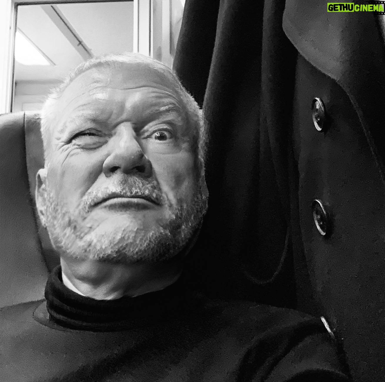 Alexey Marusov - 2K Likes - - Интервьюер нынче мелкий. Не тот нынче интервьюер пошёл.
⠀
- Я вас понимаю.
⠀
-Как вы можете понимать если от вас смердит восьмиклассием с весьма сомнительной успеваемостью! Понимает он...
⠀
- Давайте уже по существу интервью, без пьяных оскорблений. Расскажите о своём периоде служения в N-ской опере.
⠀
- До обеда я блистал, но после, перед выступлением был малопродуктивен. Перед гастролями в Варшаву заболел чесоткой и ушёл в запой.
⠀
-Творческий?
⠀
-Нет, алкогольный. Был сыт, фальшив игрой и забывал преступно текст. Грешил отсебятиной и расписывался на общей афише Козловским! А ?! КаковО Вам?! С такой то рожей)) За скверность характера был не единожды бит бригадиром осветителей Колей Помойло. А для Коли что Луна, что прОсо -всё едино. Скатился на самое дно оркестровой ямы и был с почестями переведён в гардероб.
Ах, эти беспечно раскиданные в карманах шуб рубли и червонцы...
⠀
- И Вы брали?!
⠀
- А как же! У них деньги, у меня де...ти.
⠀
- А у вас внуки?
⠀
- Конечно! Несколько...
⠀
- Не помните количество?)
⠀
- Да это и неважно. В пятницу вечером всех привезут, утром они уж на кухне у бабки блины со сковороды воруют. Воняют постным маслом,-фу! Их отправляют руки мыть, а они жирными пальцами на зеркале в ванной пишут что знают. Днём спят. Потом я сплю. Вечером подбегут под благословение -аж в глазах рябит. Все одинаковые как гуппи, орут, ртами гугнивыми целоваться лезут. Сложно. Мне говорят: дед, научи. А я их пинком за дверь-пусть жизнь учит.
⠀
(Из редких воспоминаний работника N-ского театра Ювеналия Иваныча Абрамова-Дюрсо)
⠀
#коротколитражки #юмор #шутка #комедия #театр #литература #жиза #кефир_зефир_шекспир #копирайтинг #текстыдляинстаграм #креатив #smm #literature #moscow #humor #winter
