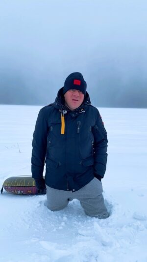 Alexey Marusov Instagram - Дело было в тогдашнем посёлке городского типа Живцы. Солнце садилось в очередной раз за гаражи, а Коля Зотов в тюрьму. Земля крутилась медленнее, в сутках было часов тридцать. Сейчас Живцы превратились в город Окрошку-на-Кумысе, Коля - в авторитетного пенсионера Николая Зорькина, мы выросли, и только солнце остаётся всё тем же.
⠀
#малолитражки #холодец #юмор #жиза #север #белоеморе #северодвинск #архангельск #архангельскаяобласть #русскийсевер #комедия #мудборд #кино #сьемки #творчество #культура
