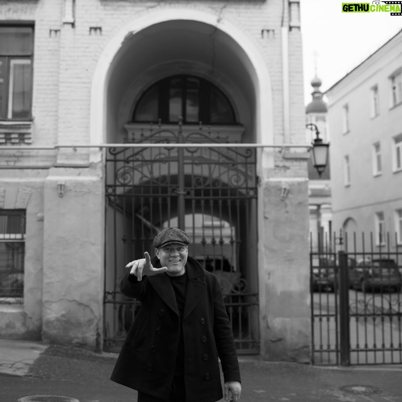 Alexey Marusov - 1.7K Likes - «Наблюдая, вы становитесь тем, за чем наблюдаете. Наблюдатель становится наблюдаемым — запомните это» ©️ (Ошо о йоге)
«В рот мне ноги» ©️ (Юрик «Трали-Вали», видимо, о ней же)
Перед сном Владыкину, обожравшемуся пельменей с уксусом, прижало в туалет. Сев на унитаз и закурив, он с досадой обнаружил, что забыл телефон. В такие моменты изучалась этикетка банки из под кофе, в которую стряхивался пепел, но из прежней уже разило застоялым никотином, отмывать было бесполезно и лень, Владыкин банку выкинул, а новой заменить забыл. Решил стряхнуть как раньше - между ног в унитаз. И тут пришло осознание, что «как раньше» не выйдет: рыхлое брюхо тяжело лежало поверх половины бедер.
Владыкин решил придвинуться вплотную к бачку, горячий пепел упал на живот и развалился в седеющей шерсти. Едко запахло паленым волосом. «Во что же ты превратился, Ефрем. А годов то, еще и полтинника нет». Владыкин встал и критично осмотрел себя в зеркало, по-армейски втянул живот, задержал дыхание, развернул плечи и задрал небритый обвисший подбородок. На ум пришла идиотская фраза «Если б молодость знала и старость могла».
Ночью приснился сон: Владыкин, связанный, лежал на раскаленной тверди африканской саванны, окруженный дикарями. Пересохшей глоткой клянчил воды, но предводительствующая, почему-то, у людоедов покойная бабка Ефрема совала ему в рот наколотый на копье грязный турнепс и мерзко шепелявила: «Не сожрешь - сожрут тебя!», кивая в сторону стоящих рядом воинственно-разукрашенных папуасов-опричников.
Проснулся от сушняка. «Храпел, наверное. Горло как унитазным ершом драли». Ефрем прошел на кухню, открыл воду и жадно приложился к крану. Сон пропал. «Еще и бабка на том свете в вуду подалась. В ад, что-ли, загремела? Надо свечу на помин души поставить на выходных».
Владыкин открыл поисковик и вбил «Храп избавиться». Сеть выдала советы: «Игра на австралийской дудке диджериду. Специфическая техника дыхания при игре развивает мускулатуру и укрепляет ткани нёба, носоглотки и гортани» и из доступного «сбросьте лишний вес».
Тут же были предложены несколько видео вариантов здорового завтрака от топового нутрициолога, клявшегося мамой осуществить переход Владыкина к здоровому питанию.