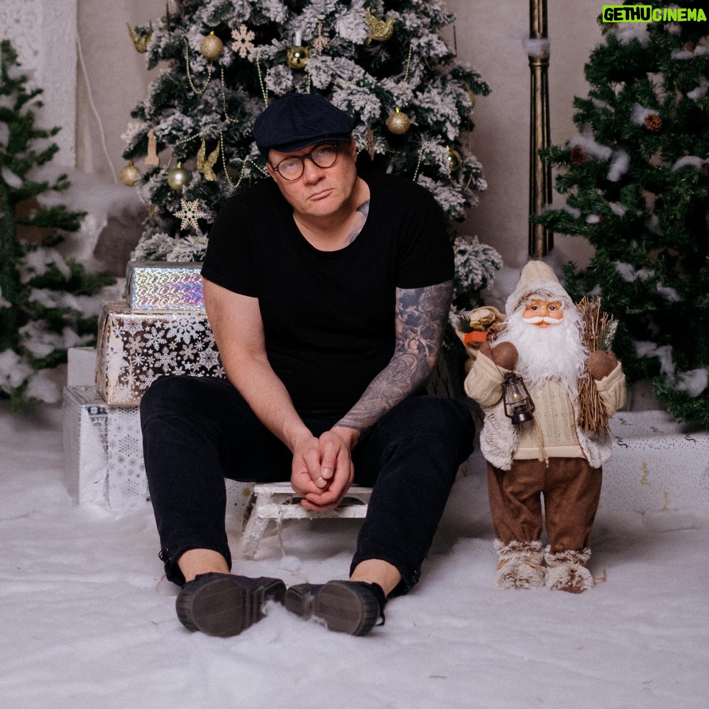 Alexey Marusov - 9.7K Likes - В детстве, на Новый год, я выклянчил круглый аквариум и рыбу «телескоп». Утром первого января насыпал в него конфети. Воду пришлось менять. Шлангом рыбе высосало глаз, она скоре сдохла и я закатил истерику. Дед подзатыльником вывел меня из траура, запретил всем покупать живность, пока я не повзрослею и не очерствею душой, убрал аквариум на балкон и мочил в нем яблоки.
⠀
Друзья, спасибо всем за этот год. За то, что были небезучастны к моему творчеству и культуре в целом. Фильм, при вашей поддержке, приобрёл более 14 млн просмотров на всевозможных площадках и стал участником и победителем нескольких кинофестивалей, а книга разошлась более 4 000 экземпляров. ЗА ОДИН ГОД. Это наш с вами общий триумф. Постараюсь и в следующий год выпустить книгофильм. Ну и мудборды, мудборды, конечно. Короче, принимайте в подарок от меня новогодний «аквариум», загадываем в комментариях креативные желания и поздравляем друг друга!
⠀
С Новым годом, моё позитивное сообщество! Уважайте и любите друг друга. Всем добра и полисорба.
С безграничным уважением. Марусов.