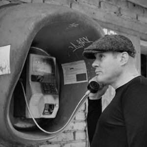 Alexey Marusov Instagram - Наконец пришло понимание того, что знакомство Жорки с холодцом датируется новогодним детством, и то в качестве потребителя.
⠀
Я достал из кармана, предусмотрительно захваченных по пути, две банки шпрот. Вагин не посчитал это оскорблением и разлил водку по стаканам.
⠀
-  Рад тебя видеть, сурррогат общества. С днём рождения, - в руках глухо звякнуло соприкоснувшись стекло.
⠀
- Есть предложения с чего начать разборку бюста? - прикурив от газовой конфорки спросил Вагин.
⠀
- Предлагаю для начала выбить ей зубы. Кстати, если при интенсивности пьянки преодолеть порог сомнения, я смог бы их вставить на место твоих отсутствующих.
⠀
- Пустое, Лёнь. С возрастом я стал ревностным апологетом минимализма. Меня абсолютно устраивает моя индивидуальная безответственность.
⠀
Пропало чувство календарной тревоги во вторник, за так и не начавшую с понедельника новую жизнь. Нормализовался общий гармоничный фон: перестал считать овец перед сном и суточные калории.
⠀
Оставил минимум обязательств,- регулярно чищу обувь, реже оставшиеся зубы. Как говорится, встречают по одёжке, а провожают, - Вагин запел, - «совсем не так, как поезда, морские медленные волны-не то, что зубы в два ряда».
⠀
Гардероб  меня устраивает полностью, в нем есть практичные брюки советского рабочего, строгий пиджак партийного функционера, пестрая рубаха интеллигента Евтушенко. Всё это, без всякого стеснения, изнашивается в одном ансамбле.
⠀
Прибавь к этому жизненный опыт, помноженный на количество прочитанных книг и декор в виде выходного галстука. В результате знакомства, ты получаешь  интересного собеседника, недостаток зубов которого, теряется на фоне грамотно изложенной мысли.
⠀
Главное, с чесноком не перебрать за трапезой. Вонь, - она и в Житомире вонь.
⠀
(начало в предыдущих публикациях. С продолжением постараюсь не затягивать)
⠀
#короткоЛИТражки #юмор #москва #литература #жиза