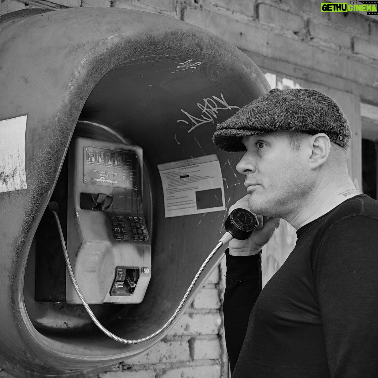 Alexey Marusov - 4.6K Likes - Наконец пришло понимание того, что знакомство Жорки с холодцом датируется новогодним детством, и то в качестве потребителя.
⠀
Я достал из кармана, предусмотрительно захваченных по пути, две банки шпрот. Вагин не посчитал это оскорблением и разлил водку по стаканам.
⠀
- Рад тебя видеть, сурррогат общества. С днём рождения, - в руках глухо звякнуло соприкоснувшись стекло.
⠀
- Есть предложения с чего начать разборку бюста? - прикурив от газовой конфорки спросил Вагин.
⠀
- Предлагаю для начала выбить ей зубы. Кстати, если при интенсивности пьянки преодолеть порог сомнения, я смог бы их вставить на место твоих отсутствующих.
⠀
- Пустое, Лёнь. С возрастом я стал ревностным апологетом минимализма. Меня абсолютно устраивает моя индивидуальная безответственность.
⠀
Пропало чувство календарной тревоги во вторник, за так и не начавшую с понедельника новую жизнь. Нормализовался общий гармоничный фон: перестал считать овец перед сном и суточные калории.
⠀
Оставил минимум обязательств,- регулярно чищу обувь, реже оставшиеся зубы. Как говорится, встречают по одёжке, а провожают, - Вагин запел, - «совсем не так, как поезда, морские медленные волны-не то, что зубы в два ряда».
⠀
Гардероб меня устраивает полностью, в нем есть практичные брюки советского рабочего, строгий пиджак партийного функционера, пестрая рубаха интеллигента Евтушенко. Всё это, без всякого стеснения, изнашивается в одном ансамбле.
⠀
Прибавь к этому жизненный опыт, помноженный на количество прочитанных книг и декор в виде выходного галстука. В результате знакомства, ты получаешь интересного собеседника, недостаток зубов которого, теряется на фоне грамотно изложенной мысли.
⠀
Главное, с чесноком не перебрать за трапезой. Вонь, - она и в Житомире вонь.
⠀
(начало в предыдущих публикациях. С продолжением постараюсь не затягивать)
⠀
#короткоЛИТражки #юмор #москва #литература #жиза