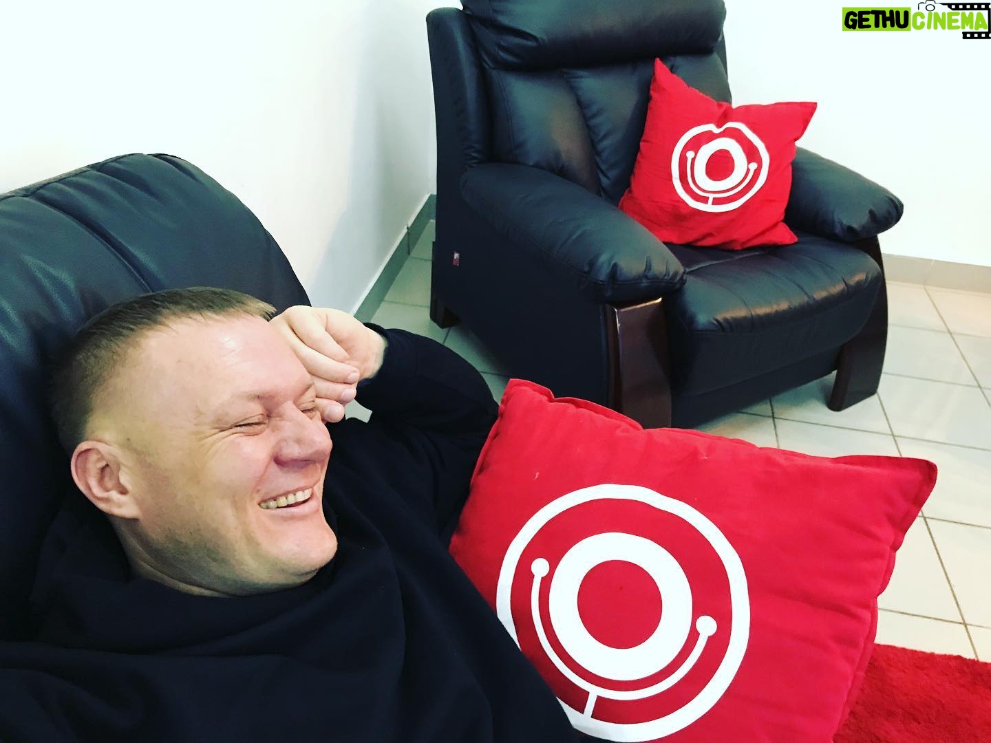 Alexey Marusov - 1.5K Likes - Замполит имел косую сажень в плечах и недюжее чувство юмора. Обе особенности выражались в медленно-уверенной походке, и выдавали в нем « рыкающего льва, ища, кого поглотить» (1-е Петра 5:8). Любой замешкавшийся солдат тут же превращался в жертву замполитской юморной викторины, которая в последствии переходила в мозговую инквизицию. - Воин! Стоять! Смотреть вверх! Что видишь?! - Мирное небо над нашей Родиной, товарищ майор! Слава Вооружённым силам Российской Федерации! - драл патриотически глотку пойманный , с твёрдым убеждением, что замполит хотя бы не посягнёт на «святость» вышесказанного.
- Скучно, воин. Даже оскорбительно. А я вижу пять тысяч китайцев на парашютах. Твои действия?! -Немедленно доложить... дежурному по части... - видимо, представив эту картину начинает сбивчиво мямлить боец, глядя вместе с майором в чистое небо.
- Ты не можешь доложить. У тебя от увиденного инсульт и диарея.
- Товарищ, майооооор...давайте лучше сразу три наряда и я пошёл,а..? -чуть не плача молила жертва.
- Нет. Врагу ты обосравшимся инвалидом достаться не можешь. Я не имею на это морального права. Я тебя пристрелю, сынок. ✔️Всегда помню его размышляющего. В его голове жила непрестанная борьба винегрета с виноградом. Это был умственный эстет, даже если мы всем взводом посылались половым маршрутом, то это было как у Успенской: «это увлекательный был аттракцион, так ещё никто не шутил...»
#армия #служба #война #москва #россия #army #war #memory #literature #filmmaking #сценарий #комедия #comedy #bookstagram #книга #своипацаны #кепка_кеды_капюшон #доbroта👊🏻🌝