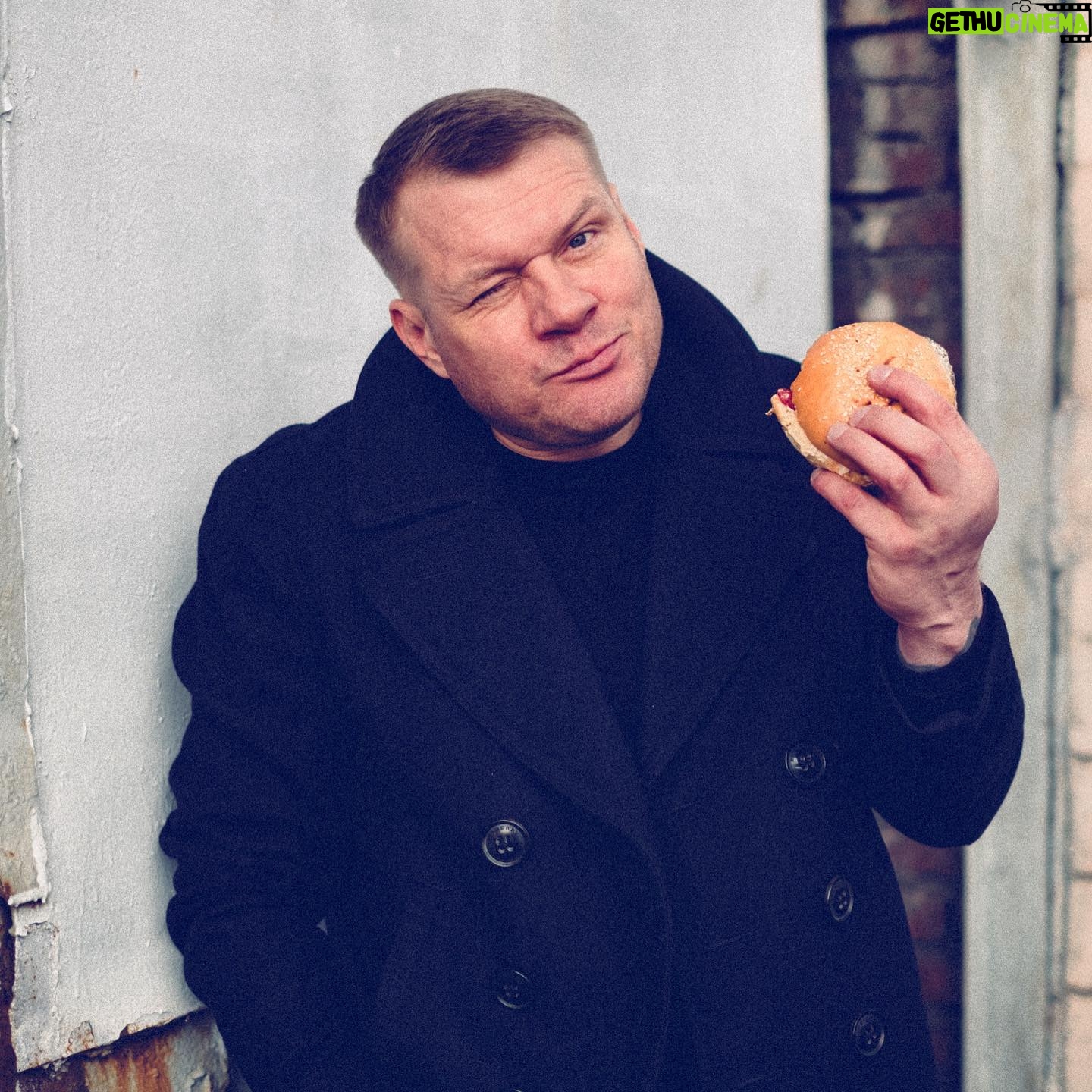 Alexey Marusov - 9.6K Likes - Тебе твёрдо за сорок, но один мамин вопрос, даже по телефону, - и плывёшь как июльский пломбир:
⠀
- Ты ничего не хочешь мне рассказать?
⠀
- Постановка вопроса предполагает, что ты и так уже всё знаешь, но хотела бы ещё и услышать сторону обвиняемого?
⠀
- Разумеется. Почему ушла Лена, и на что ты живешь?
⠀
- Живу я на нетрудовые доходы, питаюсь, как и подобает порядочной свинье, - сезонными желудями в Сокольниках, Лену променял на Веру.
⠀
- Кто такая Вера?
⠀
- Алоэ. Купил у метро. При случае вас познакомлю.
⠀
- От тебя через телефон смердит пельменями, разными носками и одиночеством.
⠀
- Ну, одиночество у носков было и при Лене. Даже она второй редко находила. Да и легализации пельменей я рад. Раньше приходилось жрать втихаря. Вообще от расставания один жирный плюс.
⠀
- И какой же?
⠀
- Храплю без угрызений совести при пробуждении.
⠀
- Твой плюс становится моим крестом. Ладно, интроверт, ставлю тебя на временное довольствие. Можешь расчитывать на периодические гуманитарные обеды взамен на родительскую оплеуху.
⠀
- Странное трактование православного человеколюбия. Христос, между прочим, грешным просто так рыбу раздавал, а я - твой сын.
⠀
- Вот именно, - борщ имеет цену. Жизнь-бесценна. Пожалуйста, не превратись в питекантропа. Я всё же хочу, чтобы при маловероятном её возвращении, она не усомнилась в правильности своего решения.
⠀
- А я считаю, что увидев меня на эволюционном дне, жалость возьмёт верх над её моральными устоями.
⠀
- Ты мудак, «Лоханкин». Не путай добровольную деградацию с вынужденной. И не ешь уличную дрянь. Будь мужественным появиться лишний раз мне на глаза! И, кстати, она мне не жаловалась, в отличии от тебя.
⠀
- Мам! Вообще то это ты мне звонишь после разговора с ней!
⠀
В трубке гудки. Парадокс...
⠀
(Вышел сборник рассказов. Завтра начинаю отправлять первым заказавшим прошлой осенью. Спасибо за терпение, друзья!)
⠀
#малоЛИТражки #жиза #литература #москва #юмор